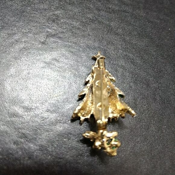 Vintage Gold tone Christmas tree pin - Picture 5 of 6